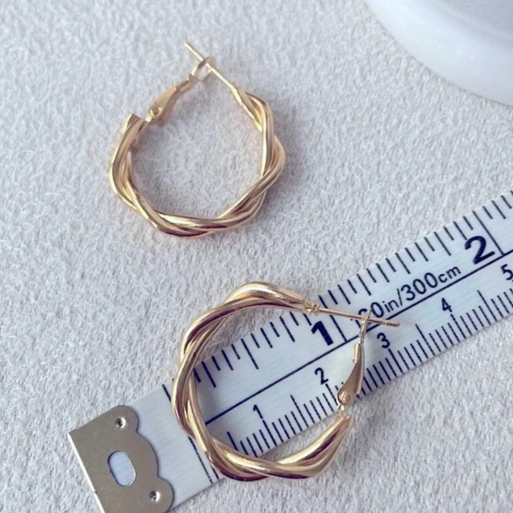 Small Twisted gold hoop earrings